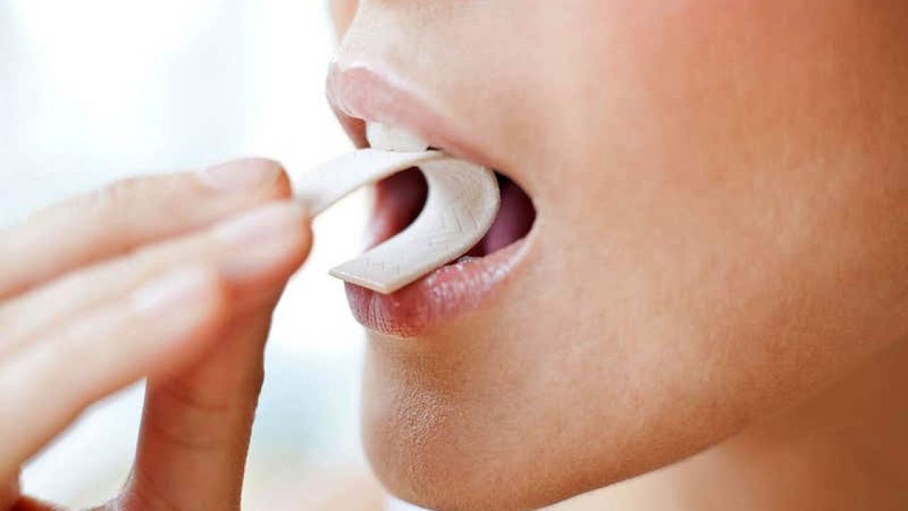 10 Surprising Benefits of Chewing Gum for Your Mind & Body